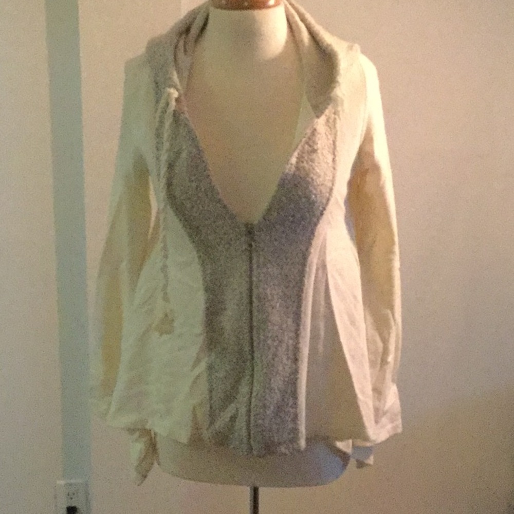 Short knitted sweater